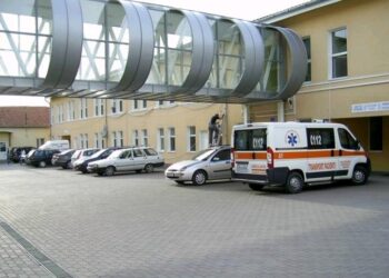 Scandal la spital. Un tânăr de 20 de ani din Astileu i-a aplicat un pumn in figura paznicului spitalului Aleșd