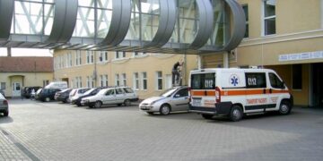 Scandal la spital. Un tânăr de 20 de ani din Astileu i-a aplicat un pumn in figura paznicului spitalului Aleșd