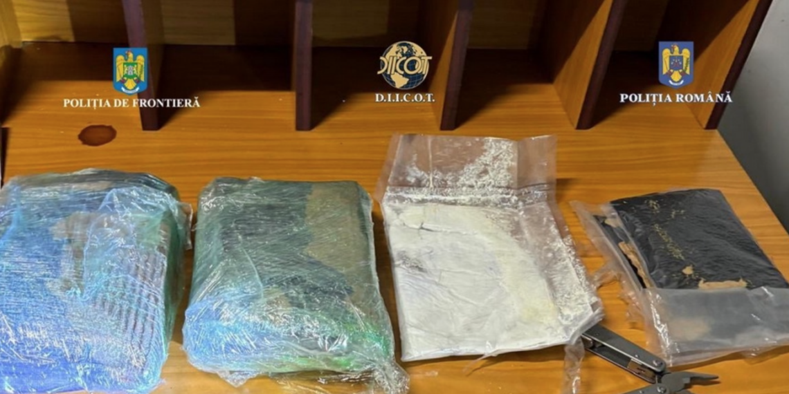 Au găsit 2,5 kg de cocaina în zona de iluminat a mașinii unui bihorean de 28 de ani. Încerca sa intre în țară prin Borș
