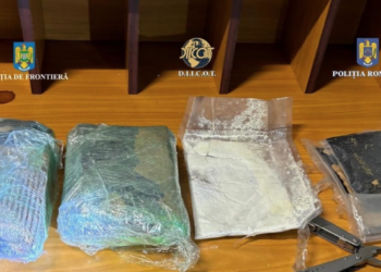 Au găsit 2,5 kg de cocaina în zona de iluminat a mașinii unui bihorean de 28 de ani. Încerca sa intre în țară prin Borș