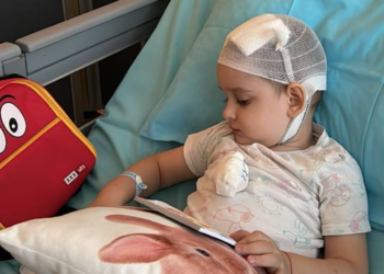 O familie din Lugasu de Jos lupta pentru viață micuțului Marc-Petru care are o tumoare cerebrala. Concert de colinde pentru tratamentul care durează doi ani