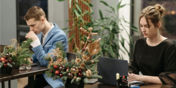 Sondaj: 76% dintre angajatori spun că au pregătit pentru angajații lor beneficii de sărbători: în prime în bani, petrecere de final de an cu echipa și tichete cadou