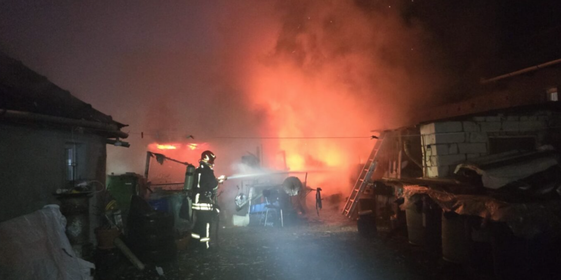 Incendiu violent în curtea unor beiușeni