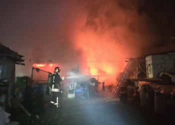 Incendiu violent în curtea unor beiușeni