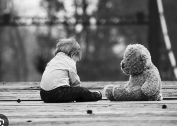 Tragedie din joaca la Oradea. O fetiță de 7 ani și-a înjunghiat frățiorul care a murit la spital.Mama și bunica, achitate