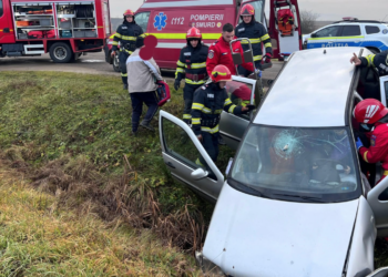 Accident cu șofer încarcerat