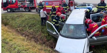 Accident cu șofer încarcerat