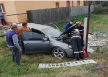 Un tânăr de 20 de ani, din Boianu Mare, a intrat cu mașină în curtea unei case. Era beat și nu avea permis