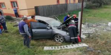 Un tânăr de 20 de ani, din Boianu Mare, a intrat cu mașină în curtea unei case. Era beat și nu avea permis