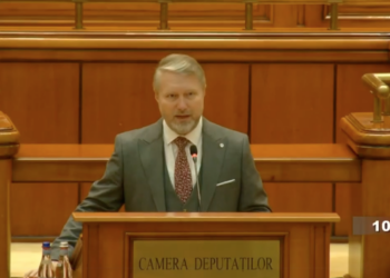 Szabo Odon a jurat cu mana pe Biblia primită în dar la nunta sa de la un enoriaș din Carastelec