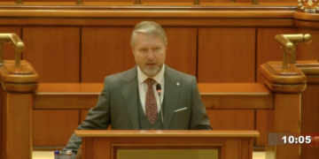 Szabo Odon a jurat cu mana pe Biblia primită în dar la nunta sa de la un enoriaș din Carastelec