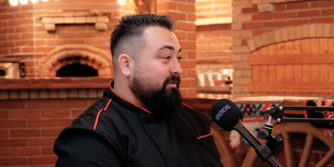 Poveste ca în filmele de Crăciun. Antreprenorul din Marghita care a transformat diagnosticul pus copilului sau intr-o poveste de succes. E cunoscut ca marghiteanul care pune meniuri pe pervazul localului pentru cei care au nevoie