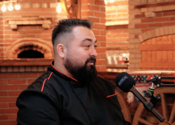 Poveste ca în filmele de Crăciun. Antreprenorul din Marghita care a transformat diagnosticul pus copilului sau intr-o poveste de succes. E cunoscut ca marghiteanul care pune meniuri pe pervazul localului pentru cei care au nevoie