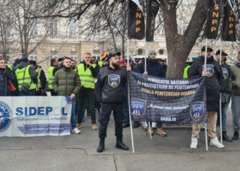 Polițiștii de la Penitenciarul Oradea, înarmați cu vuvuzele și steaguri, au protestat în fata Prefecturii Bihor.Nu vor intra în serviciu pe 31 decembrie 2024