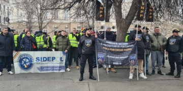 Polițiștii de la Penitenciarul Oradea, înarmați cu vuvuzele și steaguri, au protestat în fata Prefecturii Bihor.Nu vor intra în serviciu pe 31 decembrie 2024