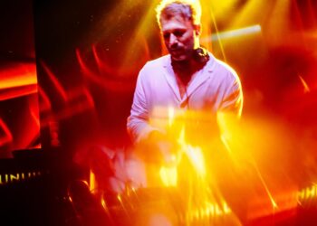 Orădenii pot întâmpina 2025, în Piața Unirii, de la ora 22:00, la Nouveau Year Party. DJ Andrew Dum întreține atmosfera