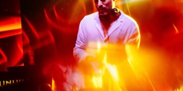 Orădenii pot întâmpina 2025, în Piața Unirii, de la ora 22:00, la Nouveau Year Party. DJ Andrew Dum întreține atmosfera