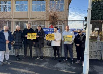 Conducerea AUR Bihor s-a dus la vot. Protest în fata secției de votare