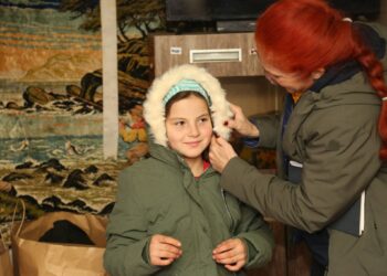 Fundația Comunitară Oradea: 45 de copii vor merge la scoala fără să simtă rușine, fără să îndure frigul în drum spre ea