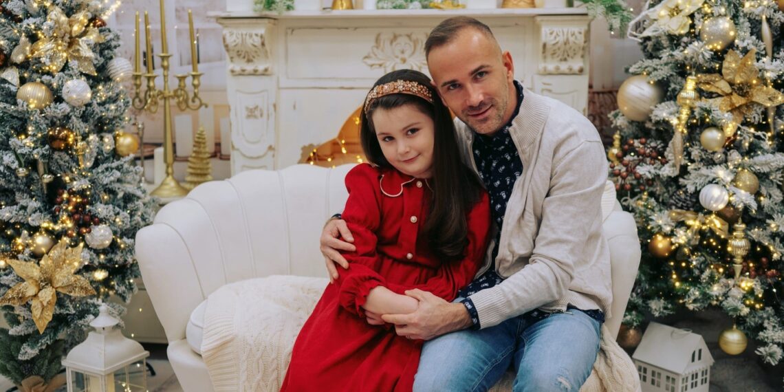 VIDEO. Fostul manechin Florin Gherlea, tânărul care de un deceniu, înregistrează un colind de Crăciun și le aduce în casele bihorenilor