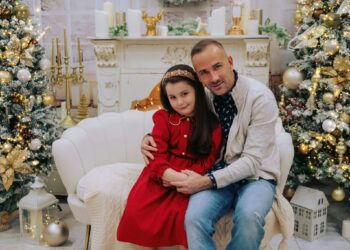 VIDEO. Fostul manechin Florin Gherlea, tânărul care de un deceniu, înregistrează un colind de Crăciun și le aduce în casele bihorenilor