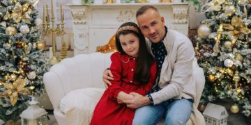 VIDEO. Fostul manechin Florin Gherlea, tânărul care de un deceniu, înregistrează un colind de Crăciun și le aduce în casele bihorenilor