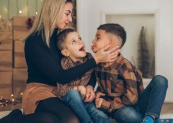 Rugăciunea unei mame din Oradea pentru copiii ei, de Sf. Nicolae.”Cu ochii în lacrimi și cu inima cat un purice te țin de mână și în suflet, iar de acasă frățiorul tău se roagă pentru tine!”. Rareș intra azi în operație