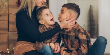 Rugăciunea unei mame din Oradea pentru copiii ei, de Sf. Nicolae.”Cu ochii în lacrimi și cu inima cat un purice te țin de mână și în suflet, iar de acasă frățiorul tău se roagă pentru tine!”. Rareș intra azi în operație