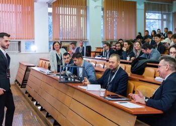 Patru studenți din Oradea, premiul special al companiei Sonovision pentru dezvoltarea unui sistem decizional bazat pe logica fuzzy pentru programarea producției obținute prin injecție de mase plastice