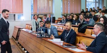 Patru studenți din Oradea, premiul special al companiei Sonovision  pentru dezvoltarea unui sistem decizional bazat pe logica fuzzy pentru programarea producției obținute prin injecție de mase plastice