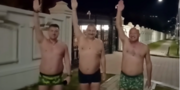 VIDEO. Avocatul care a protestat gol împotriva CCR . Mesajul sau:„Imparatul justitiei este gol”. Romanii, invitați se demonstreze goi în fata Prefecturilor