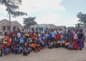 Doi orădeni au construit în Tanzania un sat după modelul Căminului Felix.Satul are o școală foarte căutata si o ferma de pui