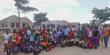 Doi orădeni au construit în Tanzania un sat după modelul Căminului Felix.Satul are o școală foarte căutata si o ferma de pui