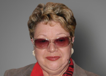 Doamna  care a studiat cu atenție fiecare piesa din colecția de arta românească decorativa contemporana din Muzeul Tarii Crișurilor va expune în Ceruri