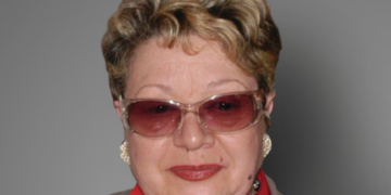 Doamna  care a studiat cu atenție fiecare piesa din colecția de arta românească decorativa contemporana din Muzeul Tarii Crișurilor va expune în Ceruri