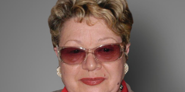 Doamna  care a studiat cu atenție fiecare piesa din colecția de arta românească decorativa contemporana din Muzeul Tarii Crișurilor va expune în Ceruri