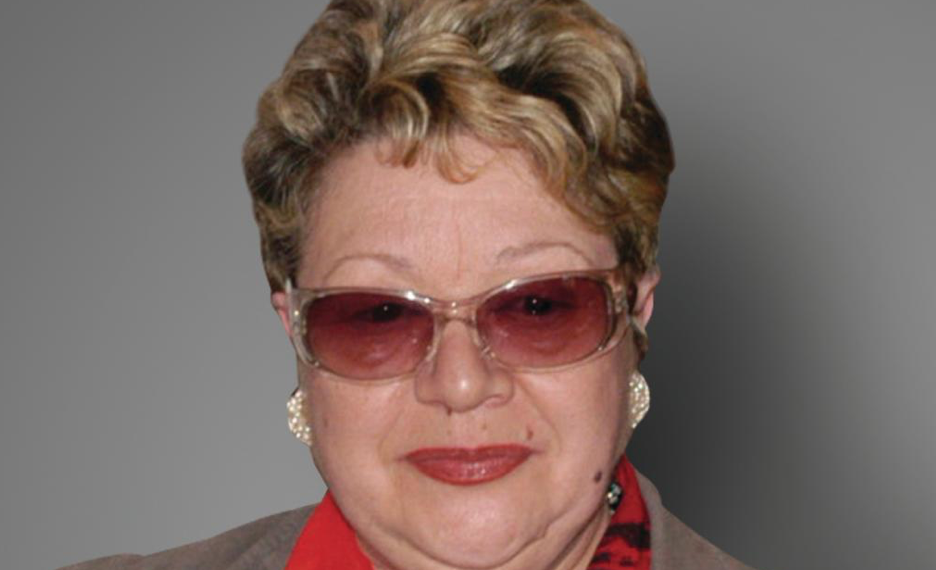 Doamna care a studiat cu atenție fiecare piesa din colecția de arta românească decorativa contemporana din Muzeul Tarii Crișurilor va expune în Ceruri