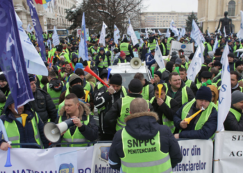 Polițiștii din Bihor refuza  sa lucreze suplimentar şi participa masiv la protestul organizat la București după ce le-au scăzut salariile