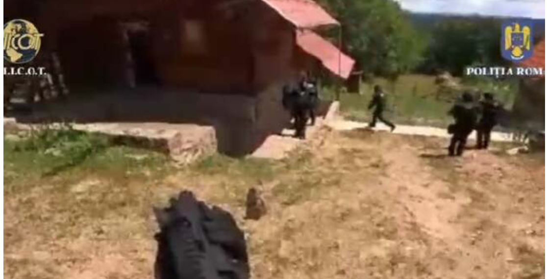 Aproape jumate de secol de închisoare pentru bărbații care aveau un laborator de extracție a drogurilor intr-o cabană din  Zece Hotare. Primul laborator de extragere secundară a cocainei din România