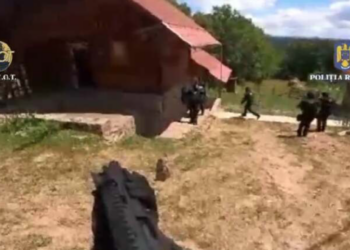 Aproape jumate de secol de închisoare pentru bărbații care aveau un laborator de extracție a drogurilor intr-o cabană din  Zece Hotare. Primul laborator de extragere secundară a cocainei din România