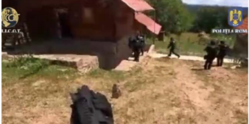 Aproape jumate de secol de închisoare pentru bărbații care aveau un laborator de extracție a drogurilor intr-o cabană din  Zece Hotare. Primul laborator de extragere secundară a cocainei din România