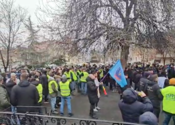 250 de polițiști, protest în fata Prefecturii Bihor. Nu pot accepta sa lucreze sâmbătă și duminica fără a fi plătiți