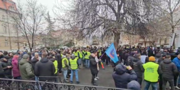 250 de polițiști, protest în fata Prefecturii Bihor. Nu pot accepta sa lucreze sâmbătă și duminica fără a fi plătiți