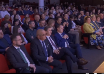 Staruri pentru pacienți. Doctorii-vedeta ai Oradiei, aplaudați în picioare, pe scena Teatrului de Stat