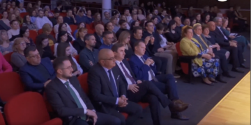 Staruri pentru pacienți. Doctorii-vedeta ai Oradiei, aplaudați în picioare, pe scena Teatrului de Stat