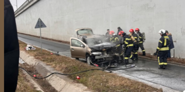 Trei mașini implicate într-un accident pe centura Oradiei. Una a luat foc