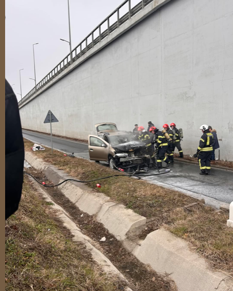 Trei mașini implicate într-un accident pe centura Oradiei. Una a luat foc