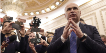 Bolojan face concedieri la Senat. Angajații protestează