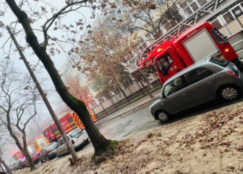 Școală din Oradea, în flăcări. 5 echipaje de pompieri, mobilizate