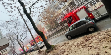 Școală din Oradea, în flăcări. 5 echipaje de pompieri, mobilizate